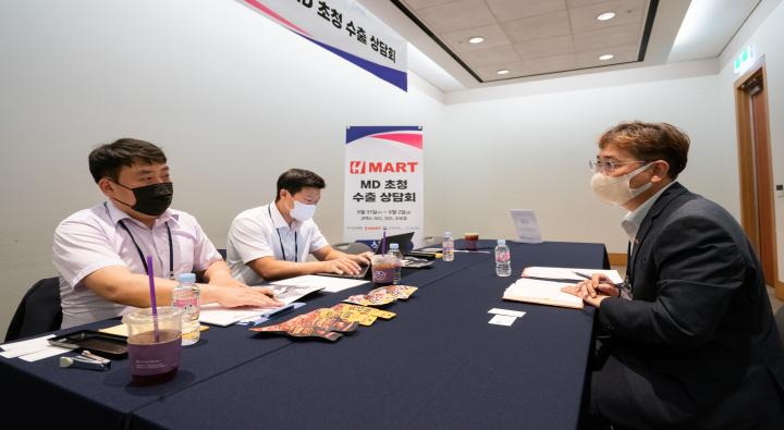 Business meeting sessions with H Mart merchandisers from the U.S.